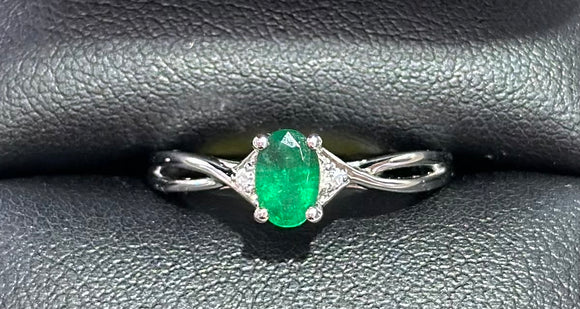 10k White Gold Ladies Ring Emerald and .02ct. Diamond